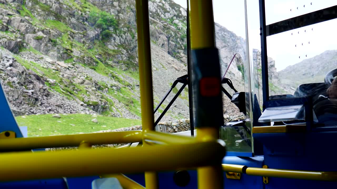 从行驶在山路上的巴士内部的视野视频素材