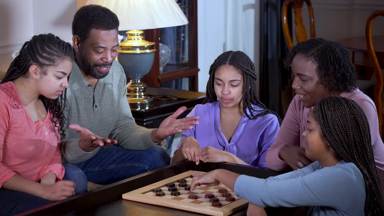 非裔美国家庭在家里玩跳棋视频下载
