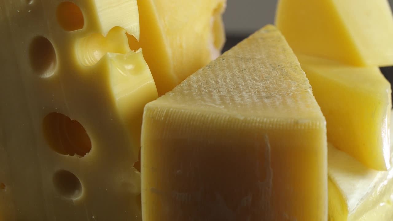 不同种类的奶酪，慢速旋转视频下载