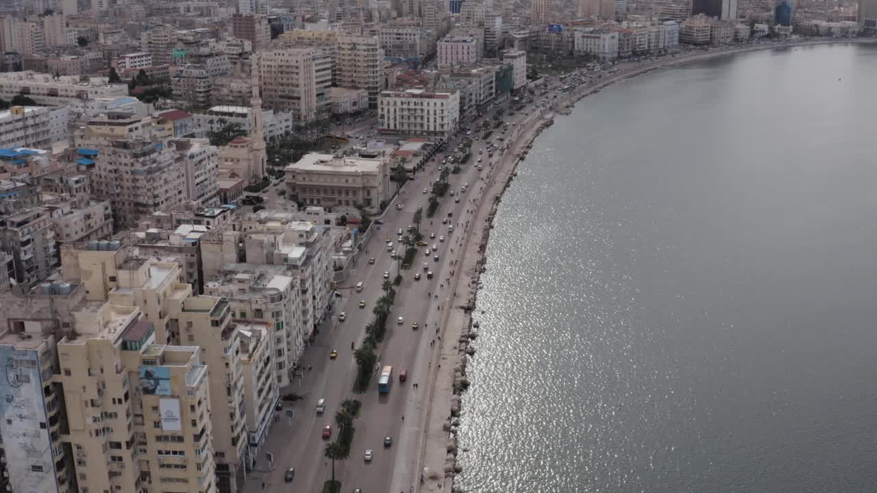 无人机在埃及亚历山德里亚市中心街道上空拍摄视频素材