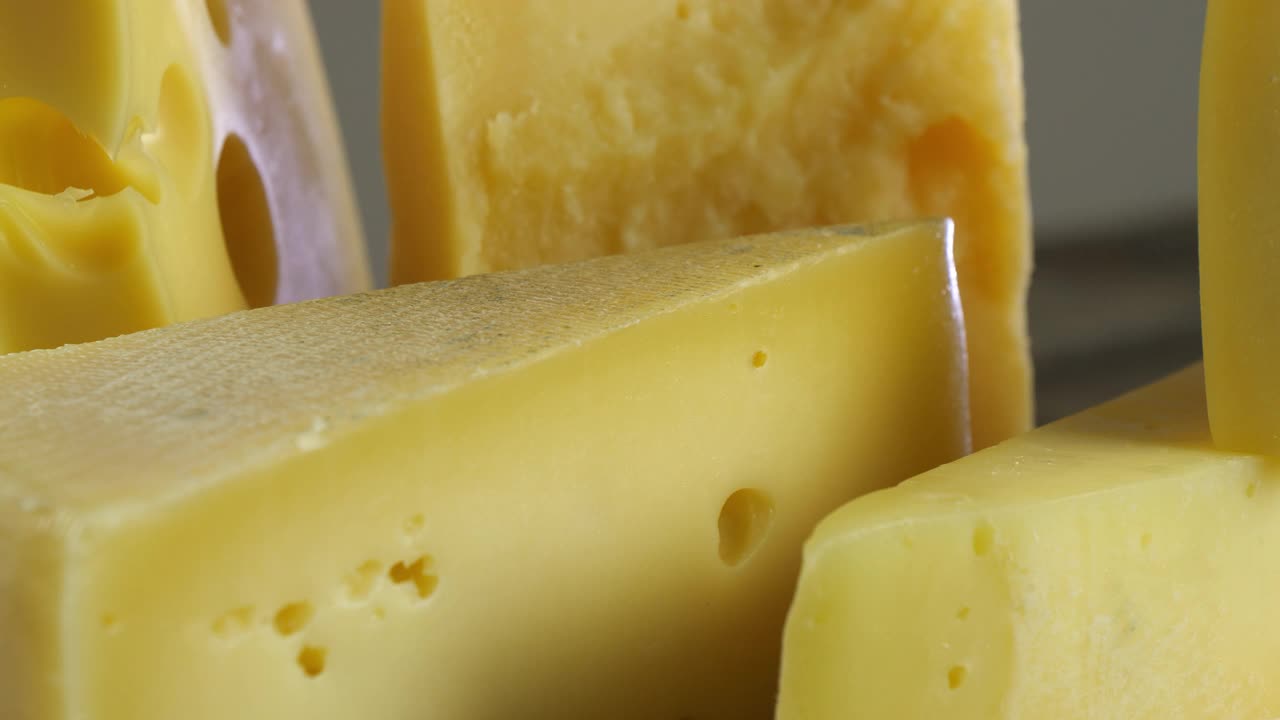 奶酪有许多不同的类型，奶酪背景缓慢旋转视频下载