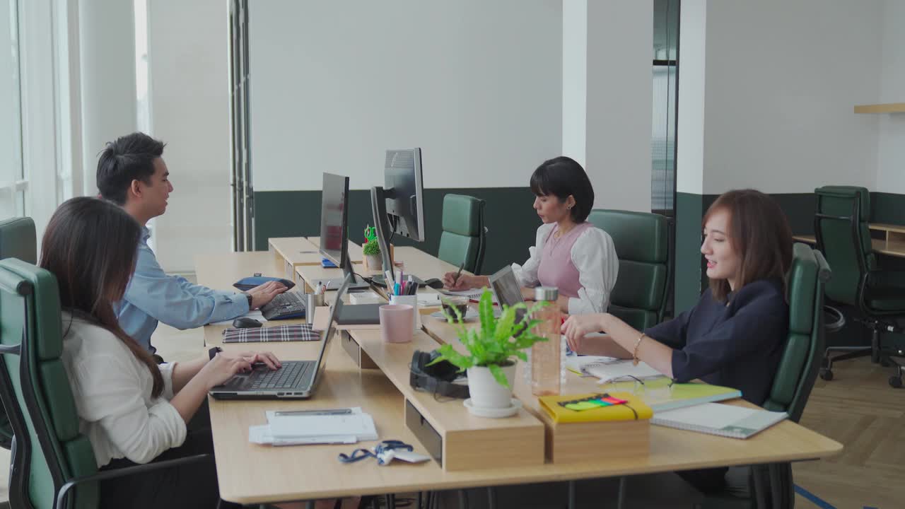 工作中的亚洲华人高级同事回到办公室，早上在办公室互相问候视频下载