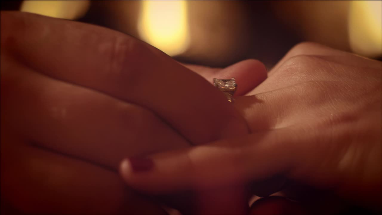 男人戴着订婚戒指慢镜头4k视频下载