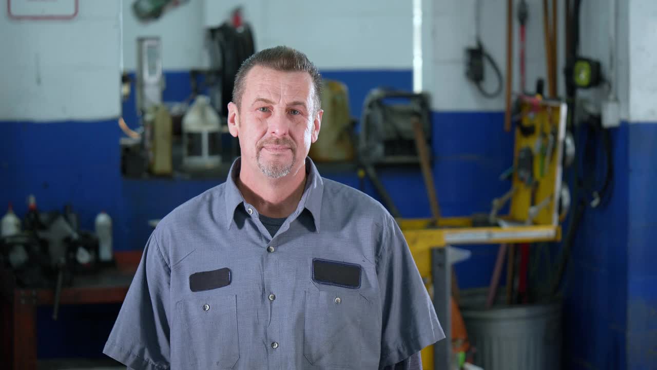 在修理厂当汽车机械师的成熟男人视频素材