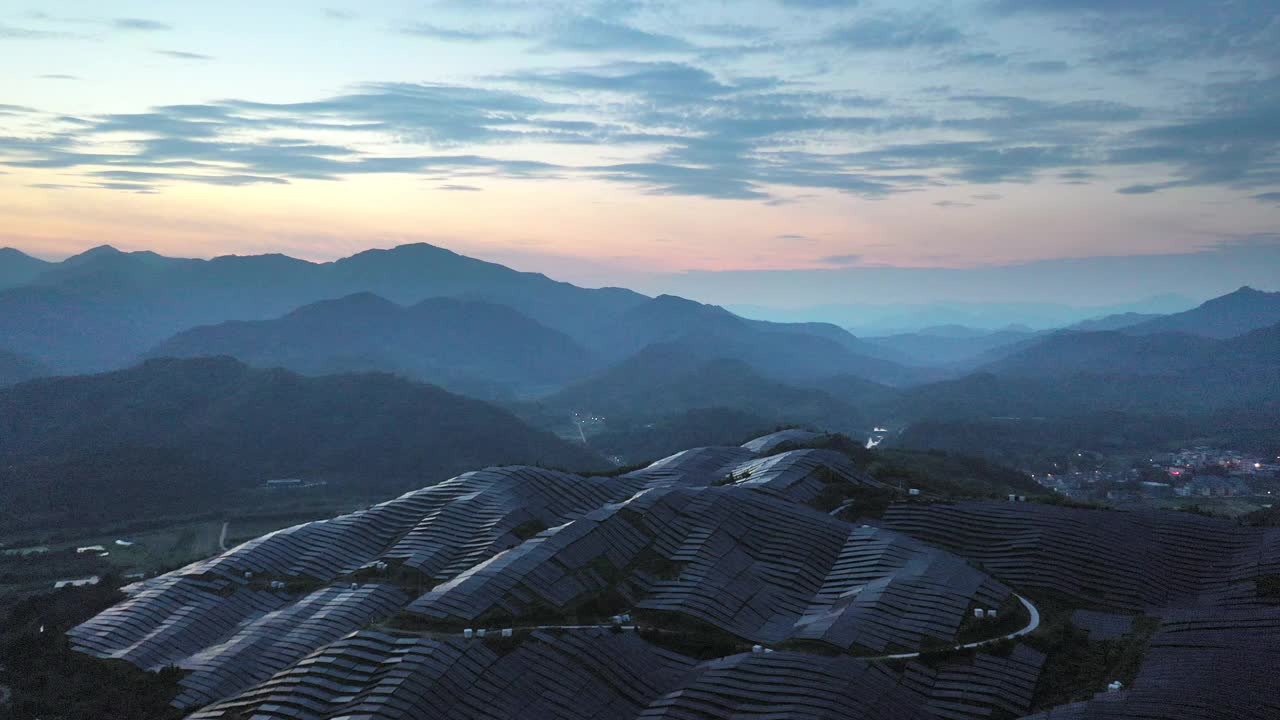 黄昏时分山顶上壮丽的太阳能农场视频下载