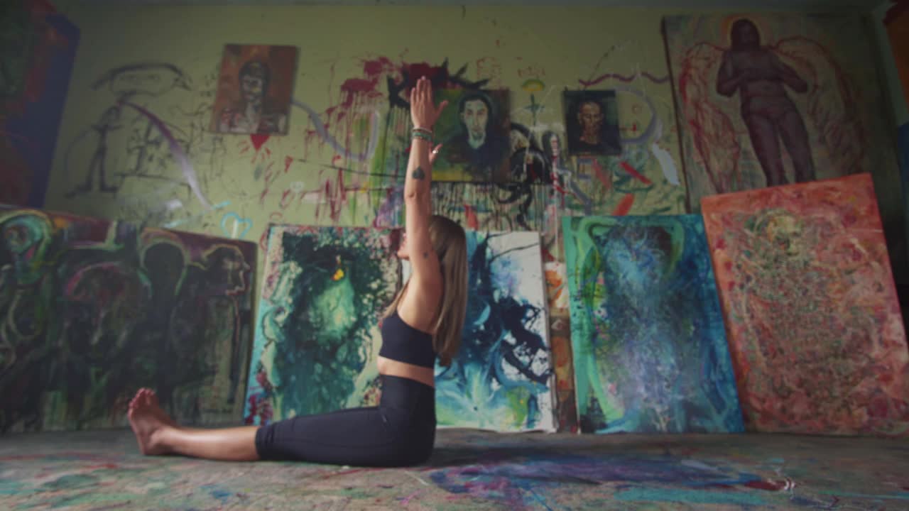 瑜伽老师做背部伸展运动视频下载