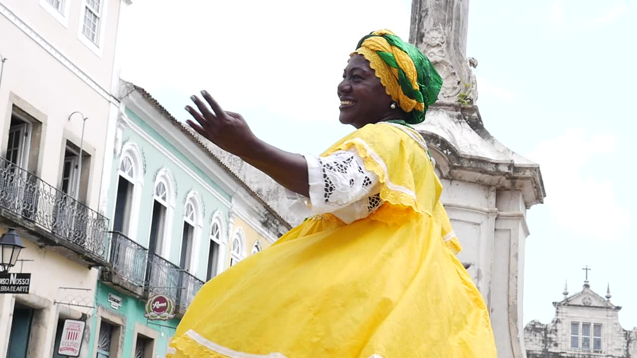 巴伊亚州萨尔瓦多身穿传统服装的年长妇女视频下载