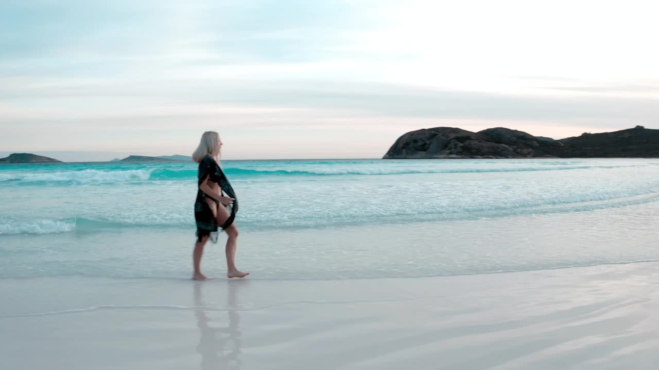 鸟瞰埃斯佩兰斯，幸运湾-西澳大利亚-女孩在海滩4K视频下载