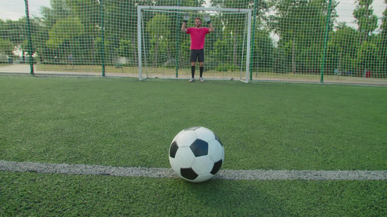 足球运动员在室外踢点球时的足球特写视频素材