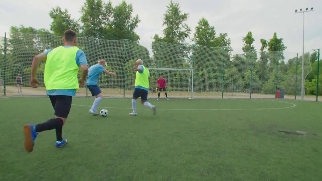 足球前锋表演足球技巧和移动户外在黎明视频素材
