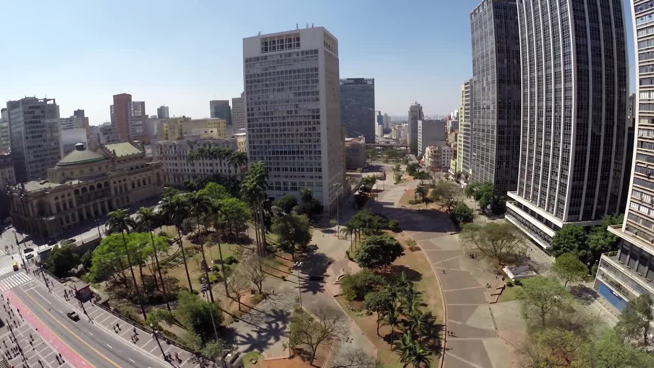 在São Paulo，巴西的市政剧院和Anhangabau山谷的鸟瞰图视频下载