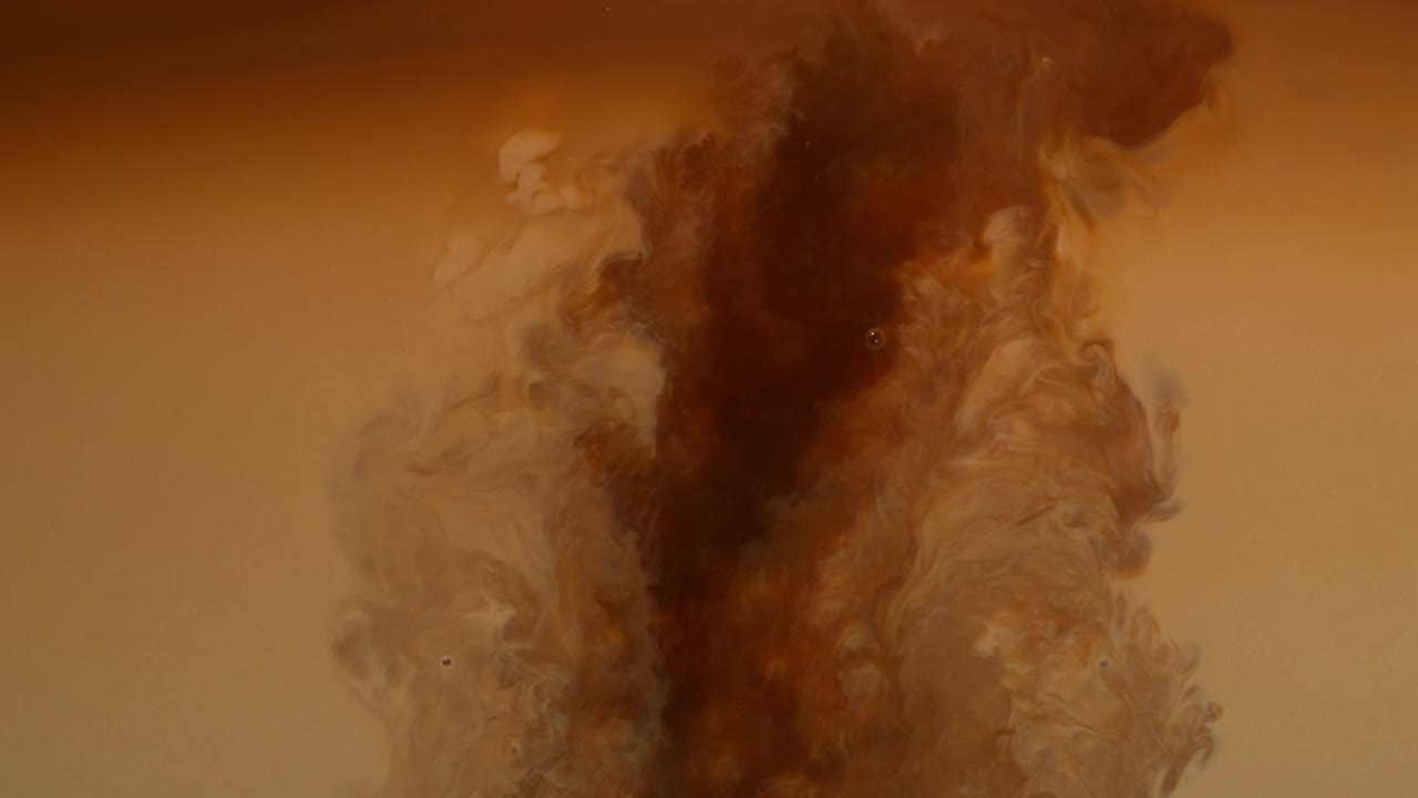 深褐色液体在较轻的液体中移动视频素材