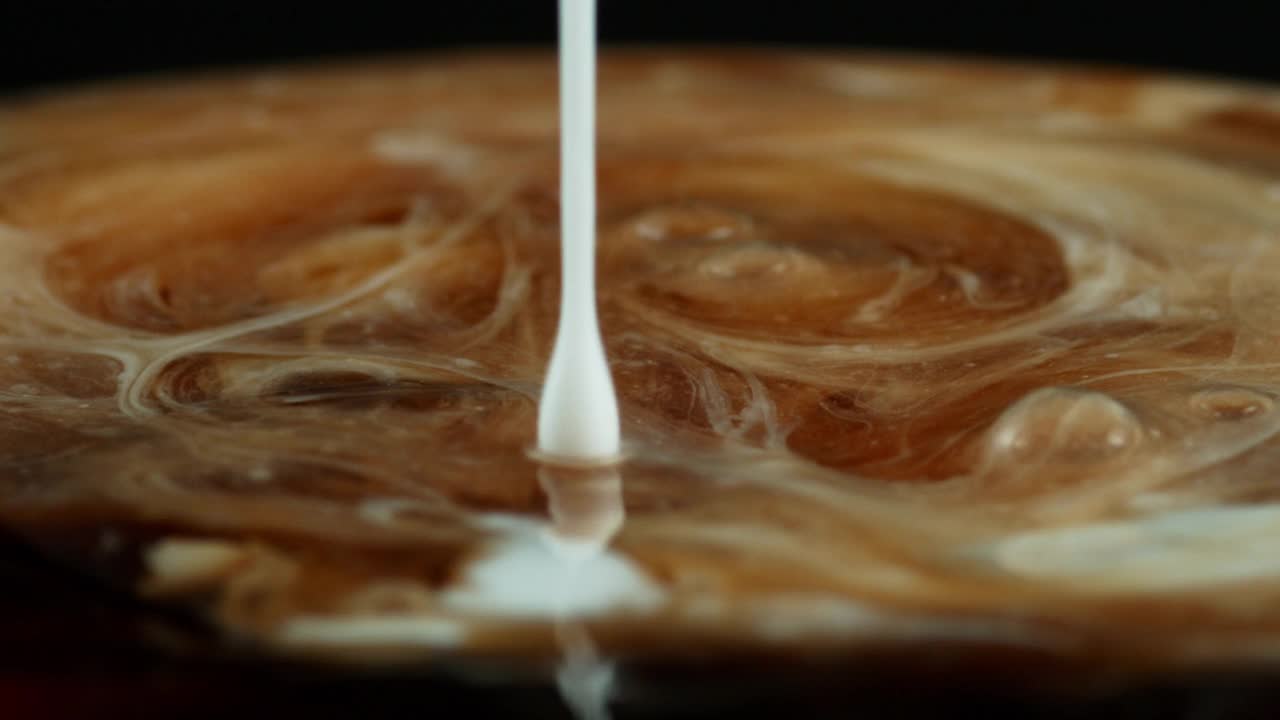 牛奶滴进咖啡里视频素材