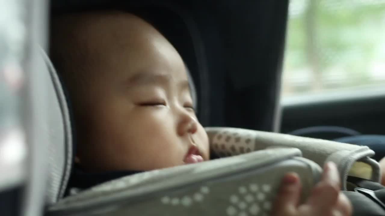 亚洲小男孩在车里睡着了视频下载