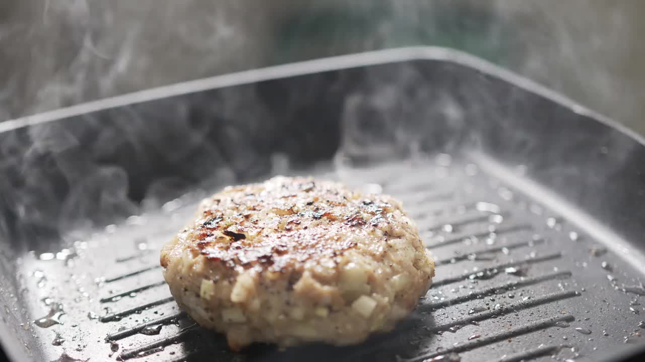 在炉子上煎肉。为汉堡准备汉堡和牛肉。视频素材
