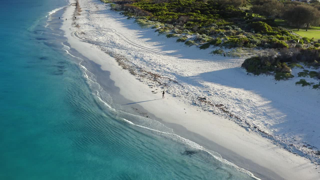 鸟瞰图惠特福德海滩，希拉里西澳大利亚- 4K无人机视频素材