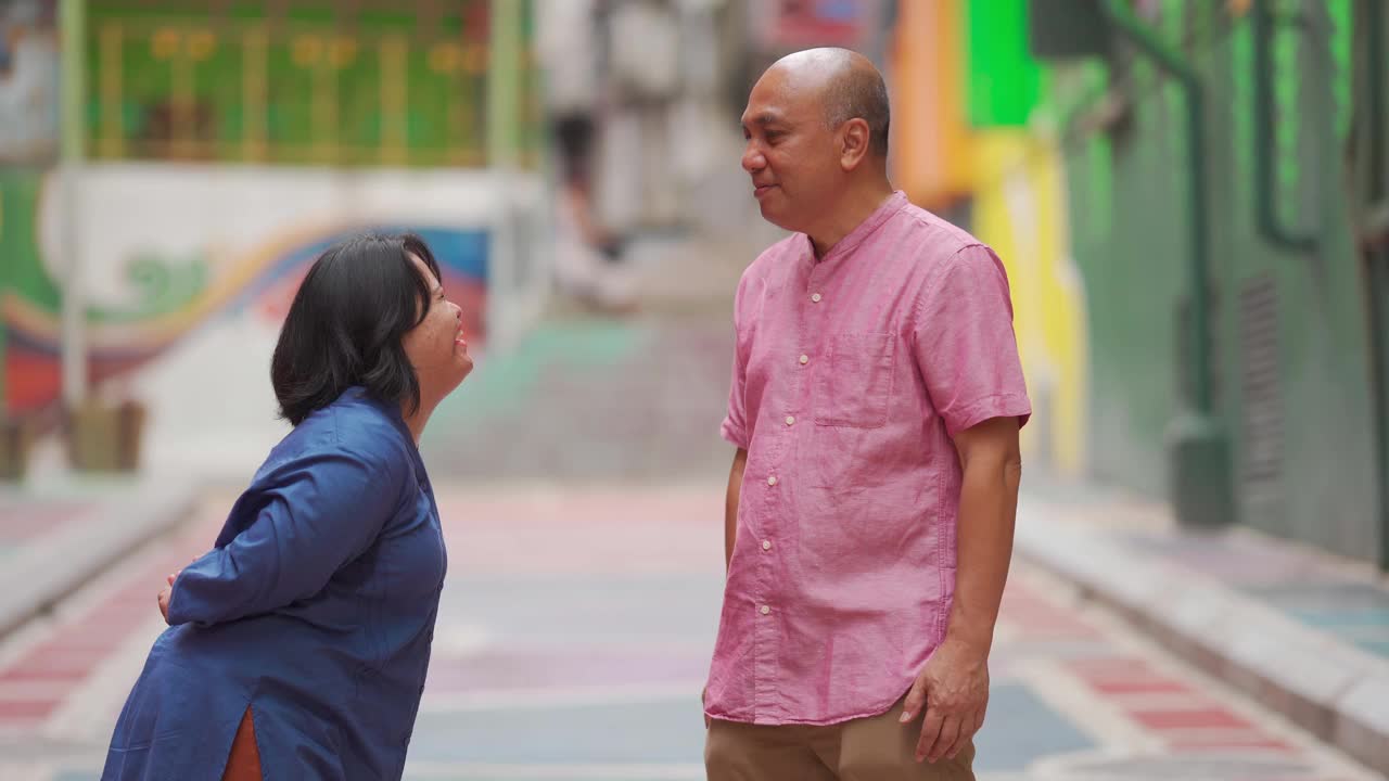 快乐的亚洲马来人自闭症唐氏综合症女粉承诺与她的父亲在城市街道视频素材