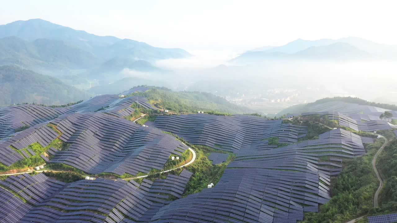 山顶上雾蒙蒙的太阳能农场视频素材