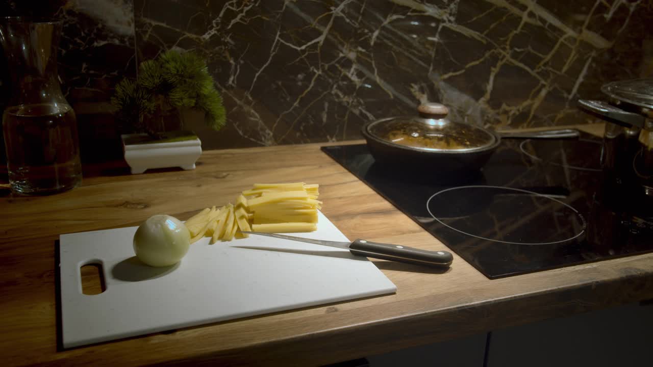晚上在厨房的桌子上放洋葱和奶酪，在家里的厨房做饭，拍电影视频下载
