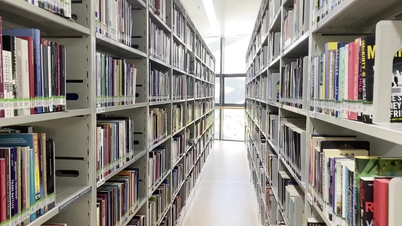 在公共图书馆的书架在白天的摇摄视频下载