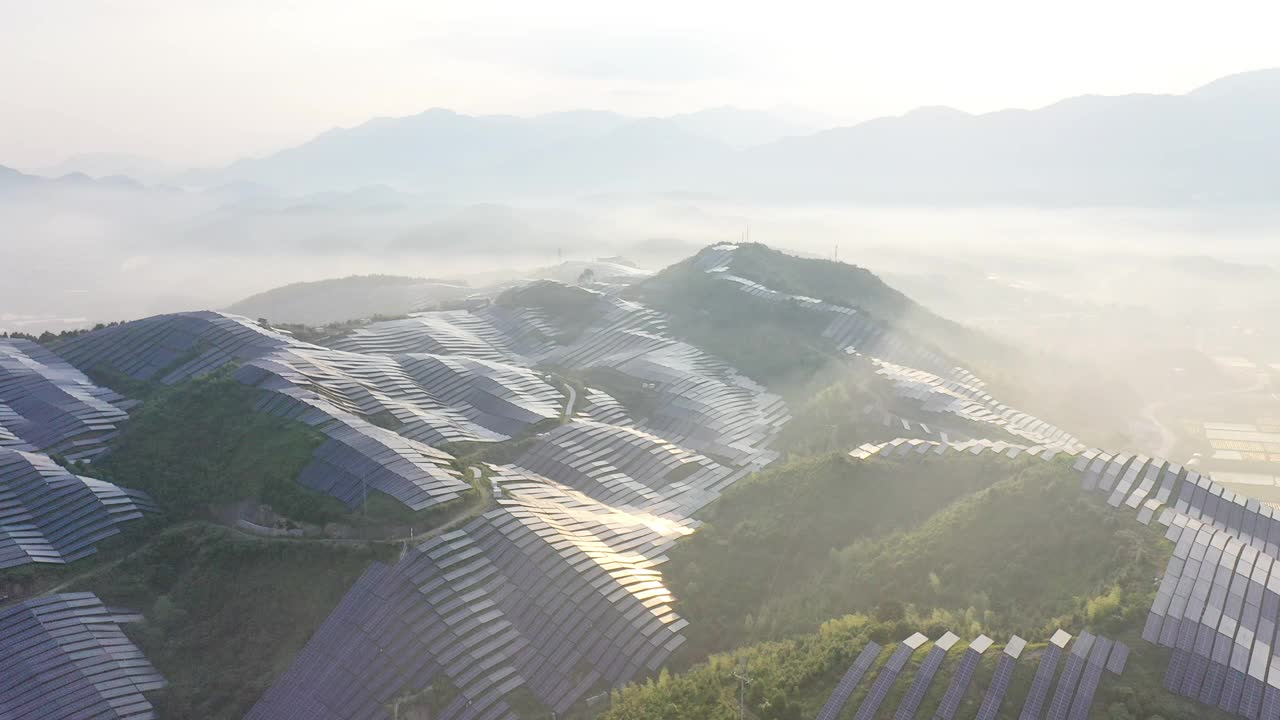 在薄雾中鸟瞰壮观的太阳能农场视频素材