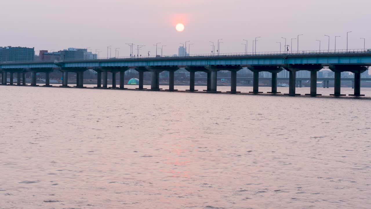 首尔永登浦区汝矣岛附近的市中心和汉江附近的马浦大桥的白天到晚上的风景视频素材