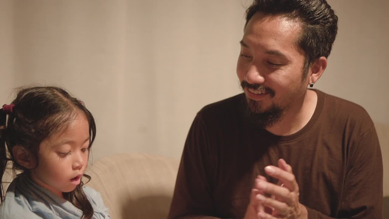 父亲和女儿在家里庆祝生日视频素材