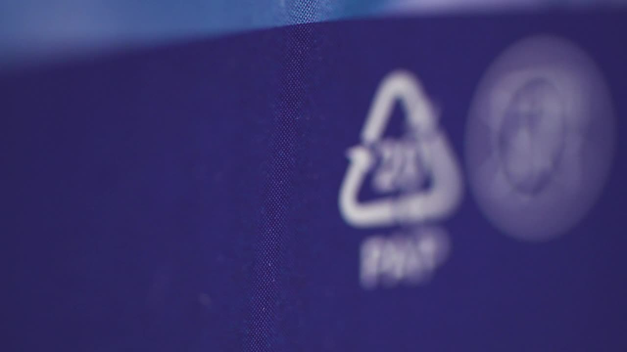 在蓝色包装背景spbd上的pap标志和其他生态标签的特写视图视频素材