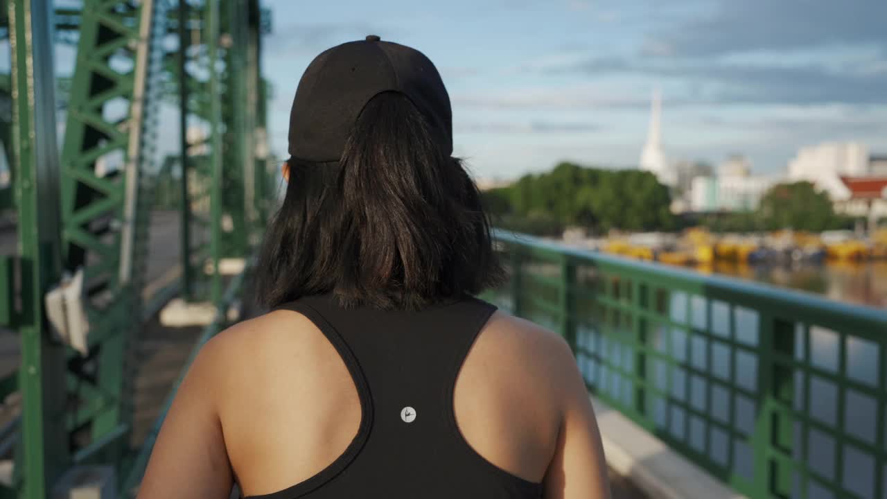 亚洲年轻女子在城市大桥上跑步视频下载