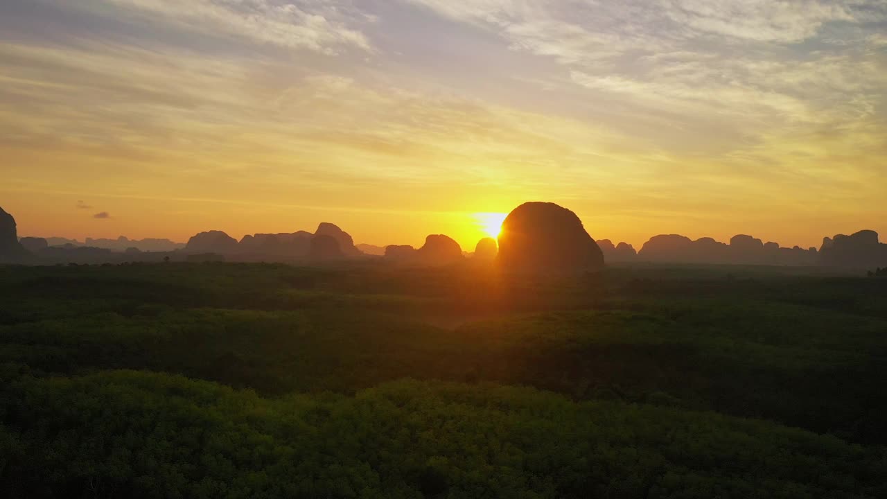鸟瞰泰国甲米山的日出鲷鱼视频素材