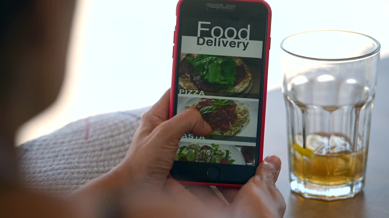 一名女子用手机应用订餐。视频下载