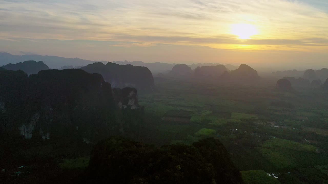 鸟瞰泰国甲米山的森林日出景观视频素材