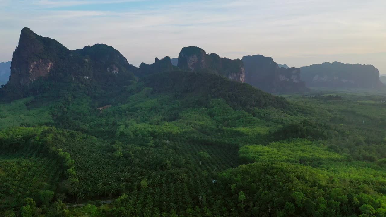 泰国甲米山的广阔鸟瞰图视频素材