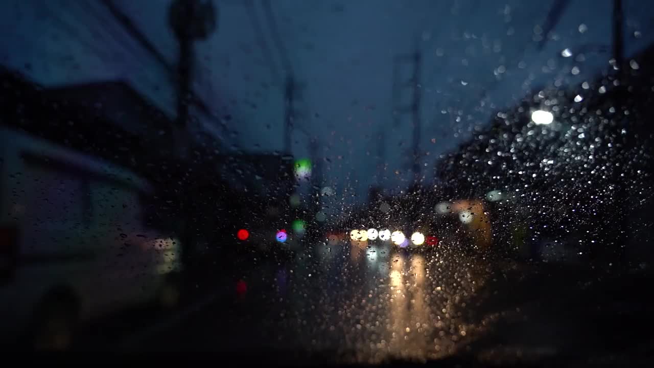 下雨天开车。美丽的彩色模糊的灯光外的街道。视频素材