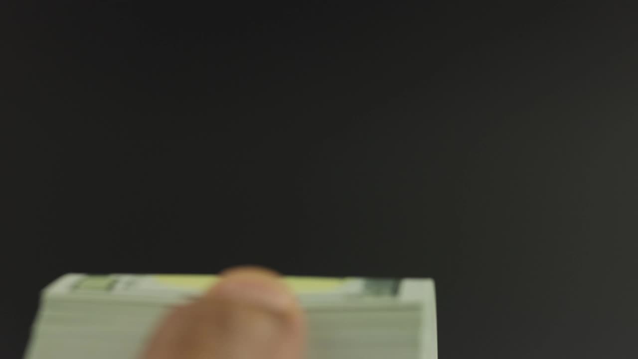 在一大堆钞票和纸币中扇动视频下载