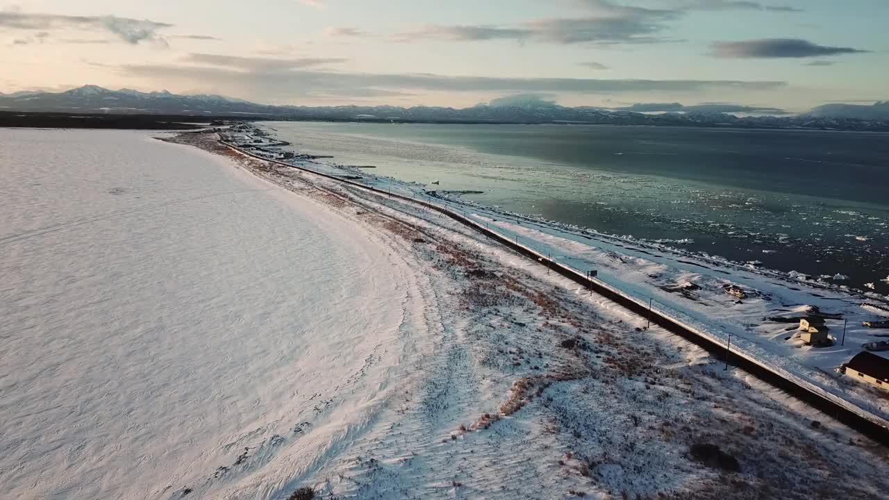 冬季，无人机在北海道东部南脉的公路旅行视频下载