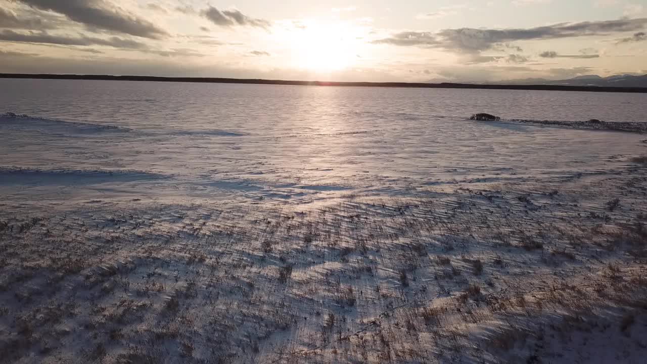 冬季，无人机在北海道东部南脉的公路旅行视频素材
