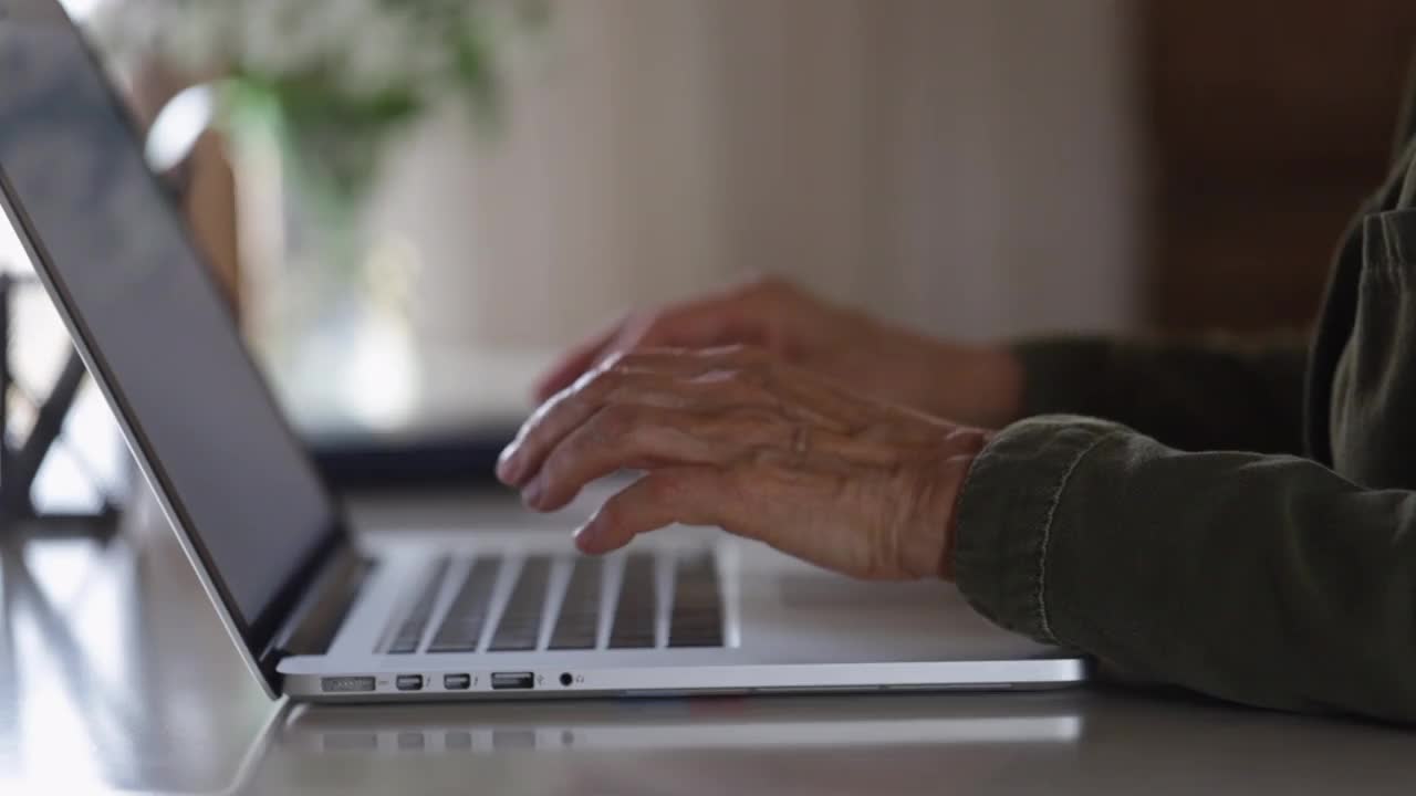老商人女人手在笔记本电脑键盘上打字自信的用户在老年Spbi视频素材