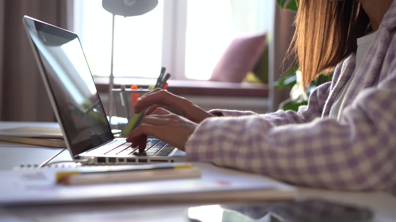 女商人的双手，女专业用户，工人使用笔记本电脑打字，笔记本电脑键盘坐在办公桌视频素材