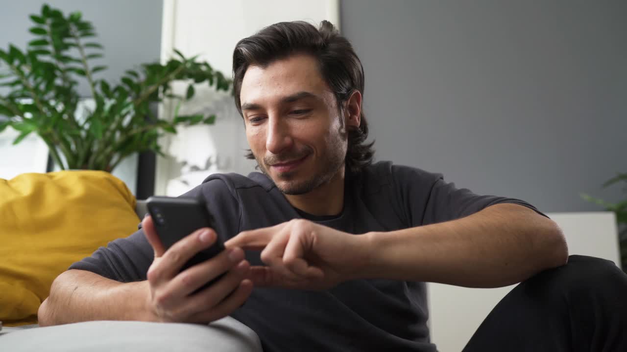 幸福的男人在家用手机视频素材