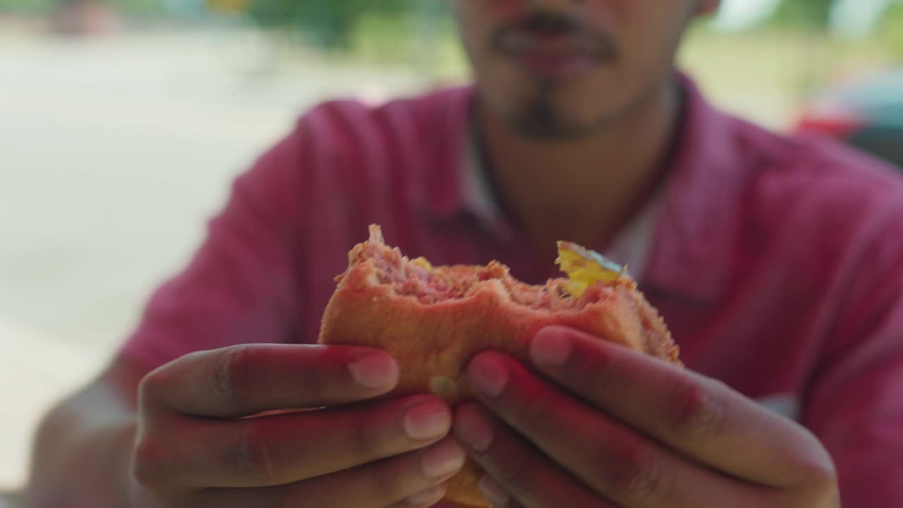 顾客在吃鸡肉三明治视频下载