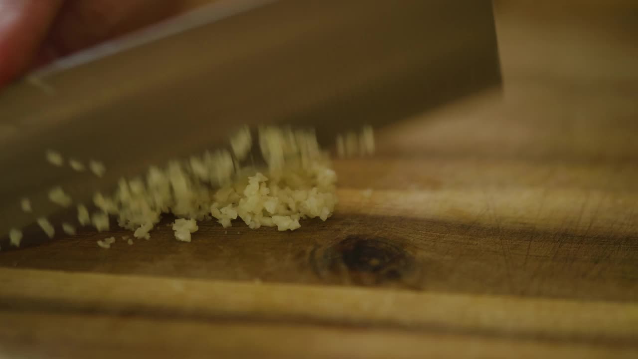 在木制砧板上手工切姜视频下载