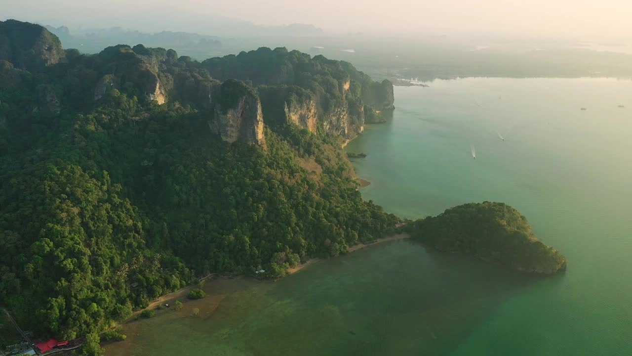 鸟瞰图的风景海景山Railay海滩在甲米泰国视频素材