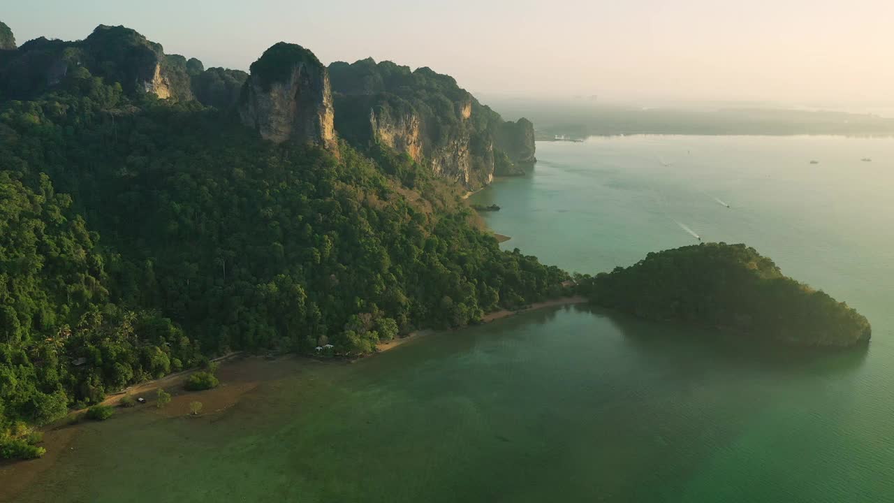 鸟瞰图热带山在拉伊海滩泰国甲米视频下载