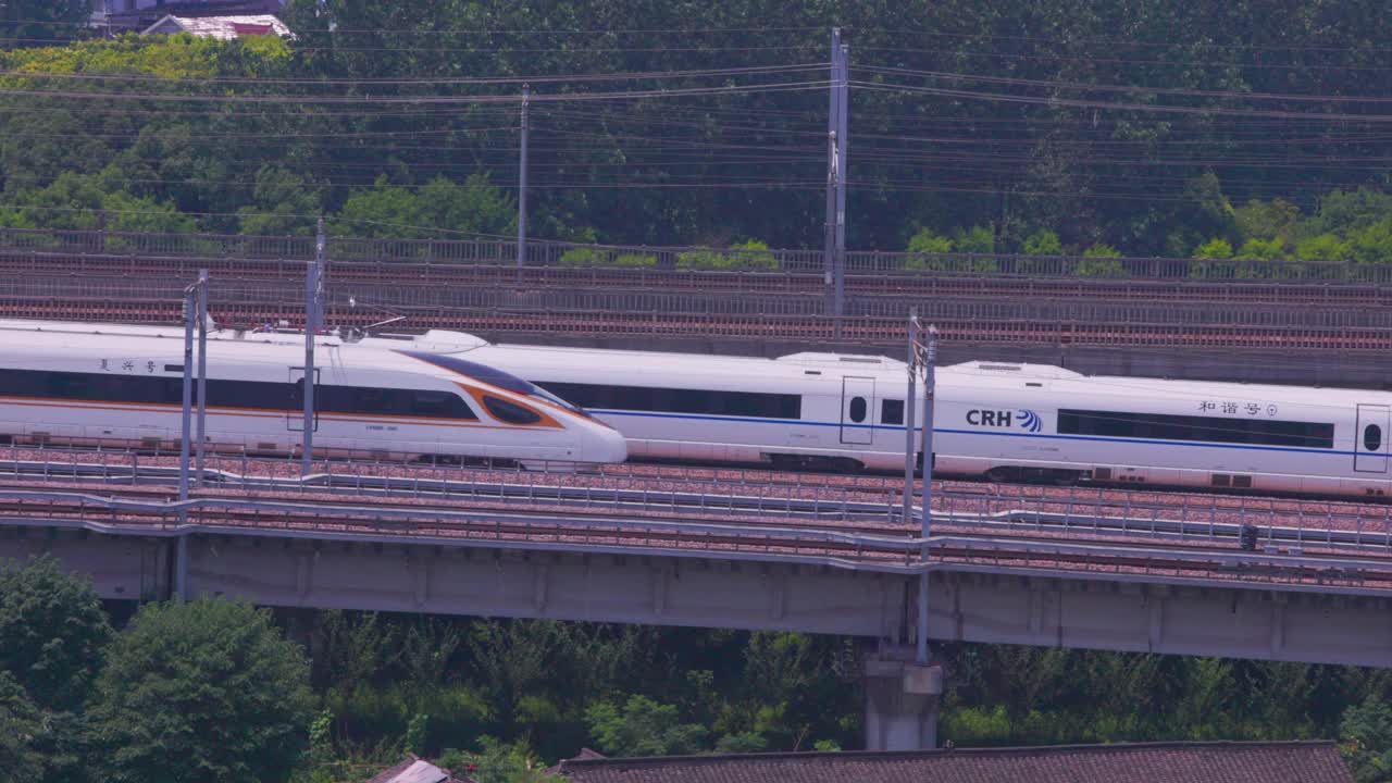 中国高速列车驶近上海视频素材