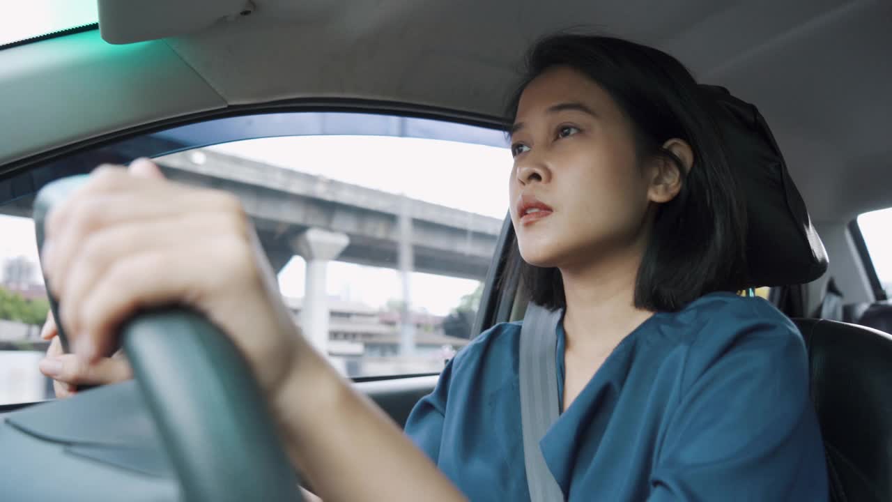 开车的亚洲女人视频素材