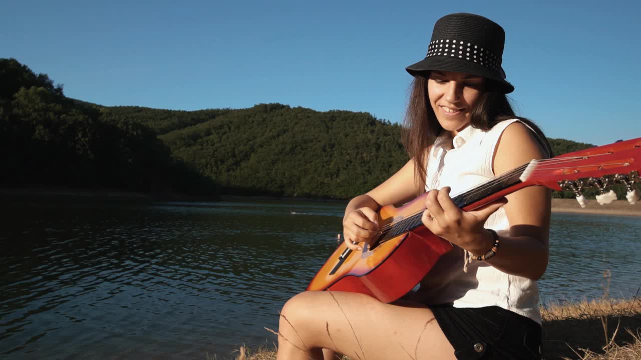 在湖边弹吉他的女人视频下载