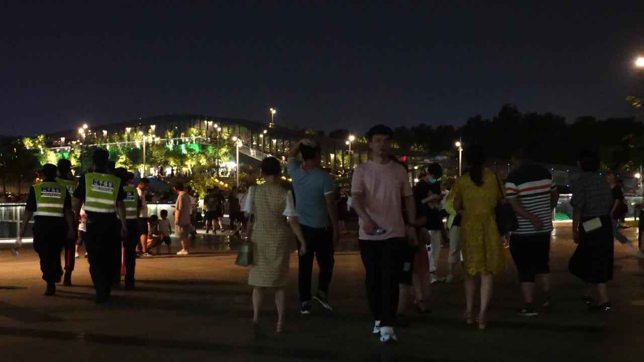 新冠肺炎疫情后，杭州市民中心附近的夜间购物和休闲人群视频素材