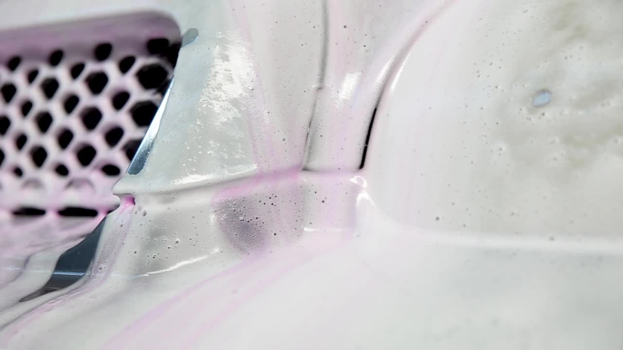 洗洁精，泡沫，洗发香波从车里排出来视频素材