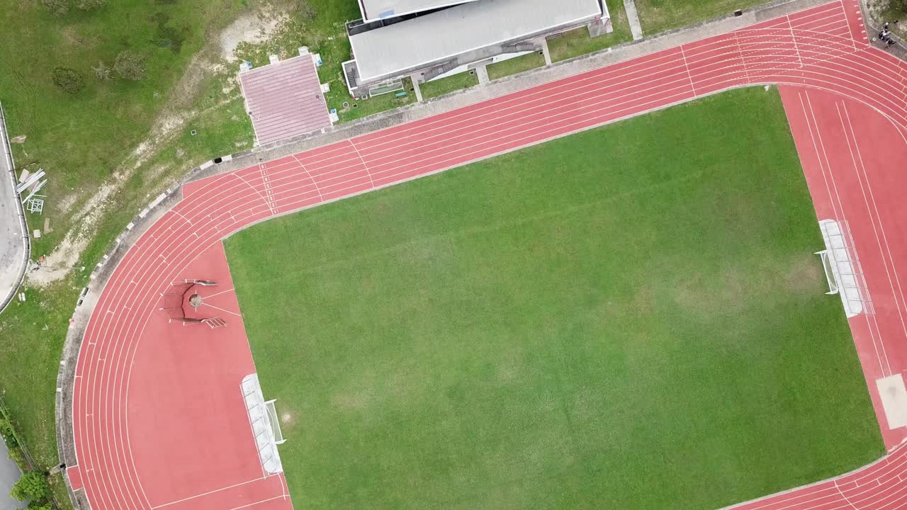 无人机视角直接在田径体育场上方视频下载